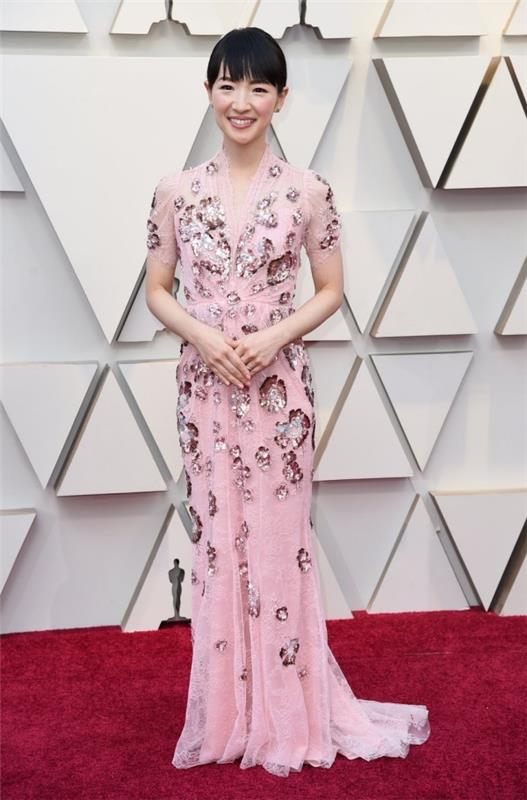 Τα καλύτερα ρούχα στα Oscars 2019 Marie Kondo ανοιχτό ροζ φόρεμα λουλουδάτο μοτίβο