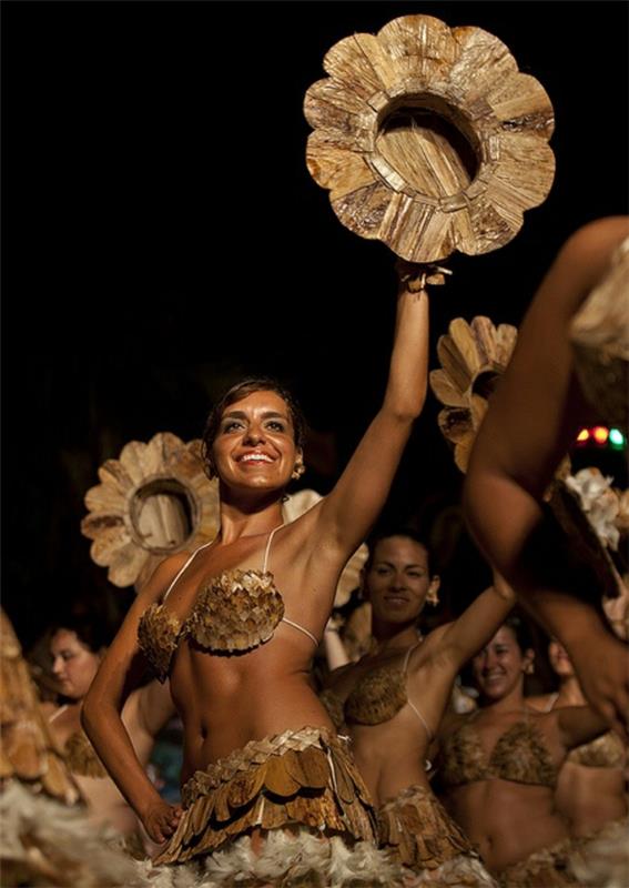 οι κάτοικοι παραδοσιακά χορεύουν καρναβάλι.Το καταπληκτικό νησί του Πάσχα