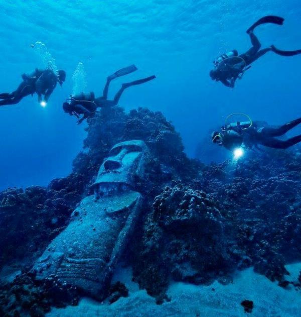 Υποβρύχιο άγαλμα στο νησί του Πάσχα