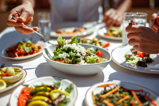 Η διατροφή διέπει τις σαλάτες λαχανικών υγιεινή διατροφή χαμηλή σε θερμίδες