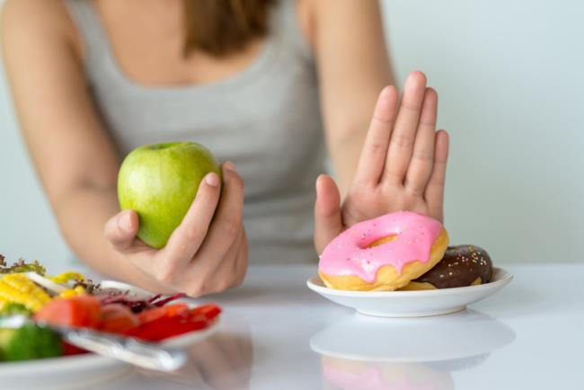 Κανόνες διατροφής Το να τρώτε ένα μήλο είναι πιο υγιεινό από το να τρώτε κάτι ζαχαρούχο