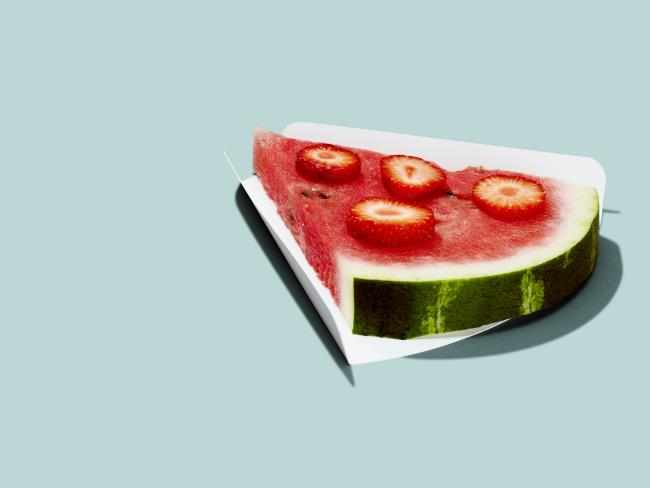 Κανόνες διατροφής Υγιεινή απώλεια βάρους Ένα κομμάτι καρπούζι γαρνιρισμένο με φράουλες δεν έχει σχεδόν καθόλου θερμίδες