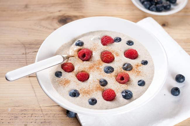 Η δίαιτα διέπει το υγιεινό πρωινό γιαούρτι με βατόμουρα και βατόμουρα