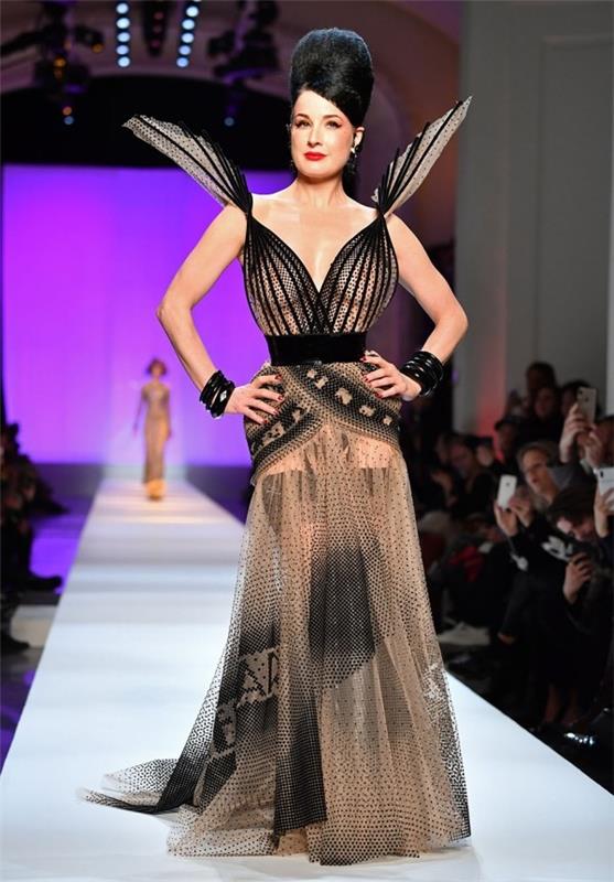 Η Dita von Teese την περασμένη εβδομάδα στο Παρισιό μπουστάκι φόρεμα του Jean-Paul Gaultier