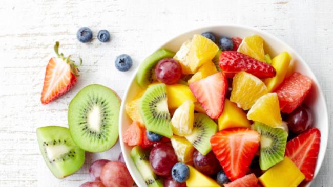Diet Traps Fruit Salad Το υγιεινό φαγητό ικανοποιεί τις επιθυμίες αλλά δεν είναι ένα πραγματικό γεύμα