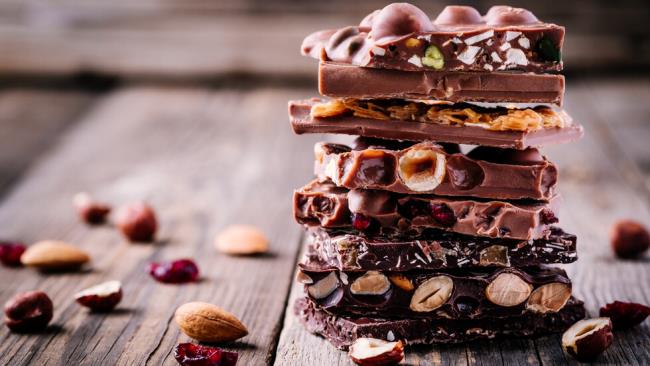 Παγίδες διατροφής Η σοκολάτα με ξηρούς καρπούς έχει νόστιμη γεύση αλλά είναι ανθυγιεινή αλλά σας παχαίνει