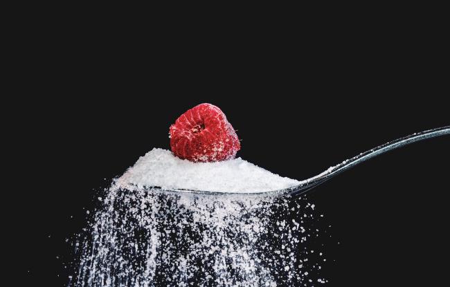 Η δίαιτα παγιδεύει τρώγοντας φρέσκα φρούτα χωρίς ζάχαρη και ένα βατόμουρο σε ένα σωρό ζάχαρης νόστιμο αλλά ανθυγιεινό