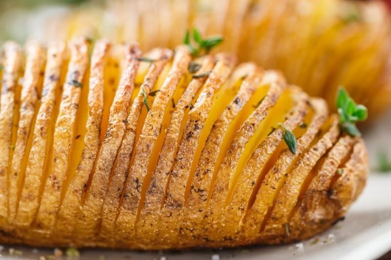 Πατάτες Hasselback με βότανα σε ένα πιάτο