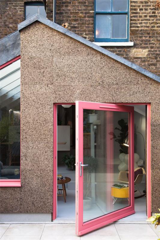Οι περιστρεφόμενες πόρτες για τη στερέωση του σπιτιού στο παλιό σπίτι με ροζ γυάλινη πόρτα φαίνονται πολύ μοντέρνες