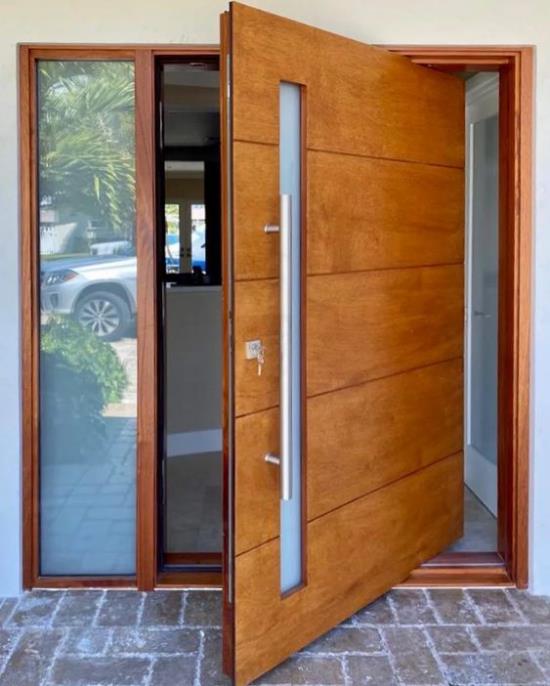 Περιστρεφόμενες πόρτες για το σπίτι από ξύλο και γυαλί σε συνδυασμό τοποθετημένες στην είσοδο του σπιτιού