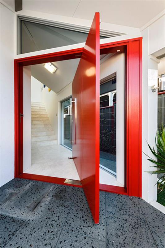 Περιστρεφόμενες πόρτες για το σπίτι ασυνήθιστο σχέδιο σε κόκκινο αίμα υπέροχο μάτι στην είσοδο του σπιτιού δημιουργικές λειτουργίες