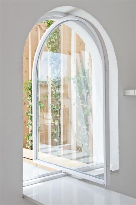 Περιστρεφόμενες πόρτες για την εξαιρετικά κομψή γυάλινη πόρτα του σπιτιού όλες σε λευκό πολύ μοντέρνο θόλο σχεδίασης