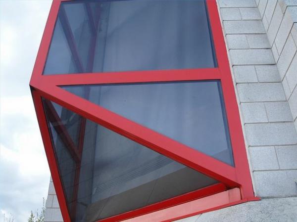 Τρίγωνο παράθυρο ρολό με ρολό τυφλό σχεδιάζει κόκκινα κουφώματα