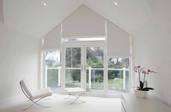 Τριγωνικά παράθυρα σκουραίνουν ρολά ρολά με σχέδια σε λευκό χρώμα