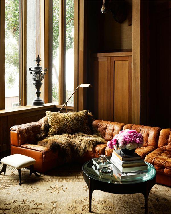 Ξύλινος γωνιακός καναπές με μαλακό δερμάτινο χαλί