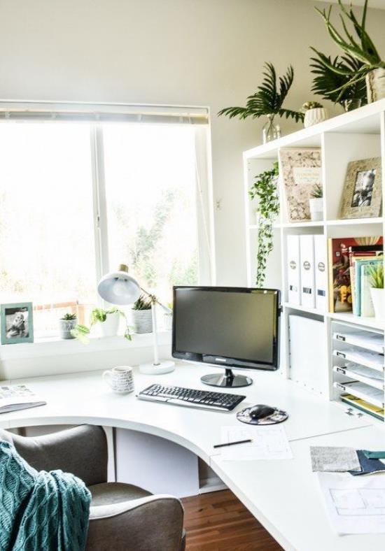 Γωνιακό γραφείο στη γωνία δίπλα στο παράθυρο, φωτεινό γραφείο στο σπίτι, πολύς χώρος εργασίας, Monitur, Testatur, πράσινα φυτά