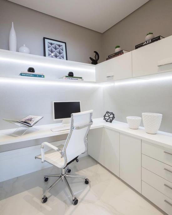 Γωνιακό γραφείο, μοντέρνο γραφείο στο σπίτι, λευκός, ενσωματωμένος φωτισμός LED κυριαρχεί, άφθονος χώρος για τα πόδια κάτω από την επιφάνεια εργασίας