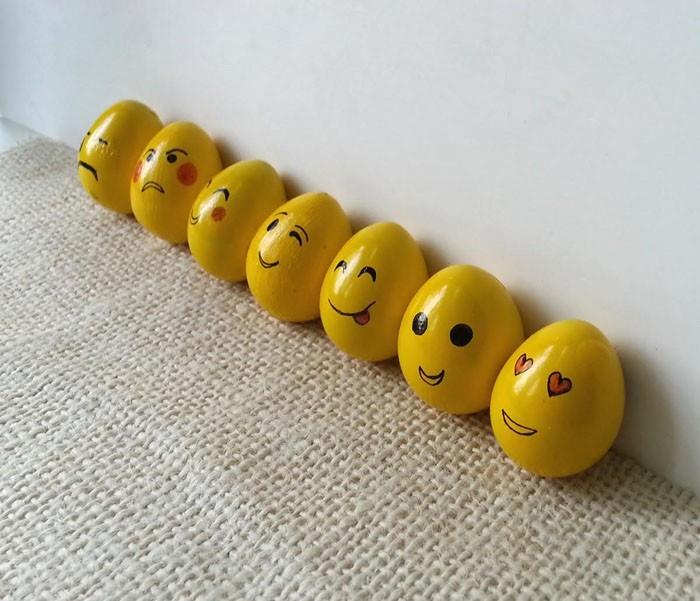 Τα αυγά ζωγραφίζουν πρόσωπα δημιουργικά ανταγωνίζονται τα emoticons του Πάσχα