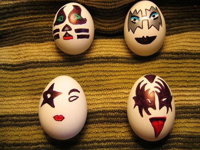Αυγά ζωγραφίζουν πρόσωπα δημιουργικά ανταγωνιστικά σχεδιασμό το φιλί των πασχαλινών αυγών
