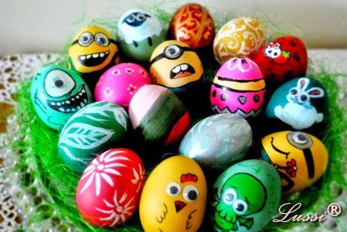 Τα αυγά ζωγραφίζουν πρόσωπα δημιουργικά. Ο διαγωνισμός χρωματίζει πασχαλινά αυγά