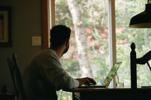 Δημιουργήστε ένα γραφείο στο σπίτι για να βελτιστοποιήσετε την παραγωγικότητά σας χωρίς περισπασμούς