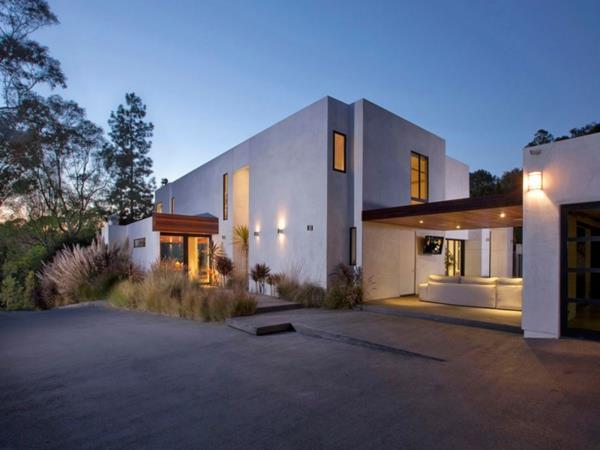 Μια μαγευτική κατοικία με κομψότητα προσανατολίζει τη σύγχρονη μινιμαλιστική αρχιτεκτονική