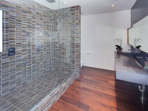 Μια υπέροχη ιδιότητα κομψότητας ντουζιέρα μπάνιου με πλακάκια