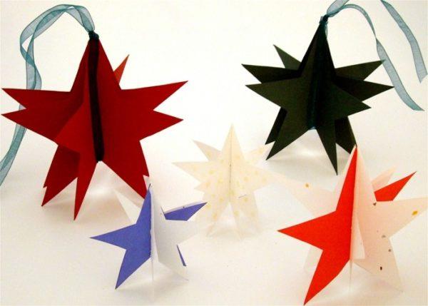 Φτιάξτε απλά αστέρια από χαρτί σε διαφορετικά χρώματα