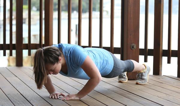 Απλές ασκήσεις τρικέφαλου που μπορείτε να κάνετε στο σπίτι κάνοντας push-ups στο μπαλκόνι