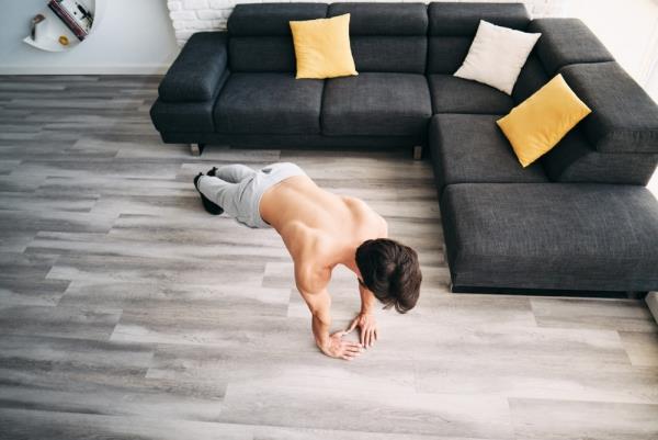 Απλές ασκήσεις Triceps που μπορείτε να κάνετε στο σπίτι Κάντε push-ups στο σαλόνι του σπιτιού