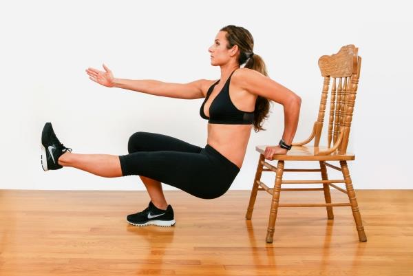 Απλές ασκήσεις τρικεφάλου που μπορείτε να κάνετε στο σπίτι η καρέκλα βυθίζει το ένα χέρι και το πόδι