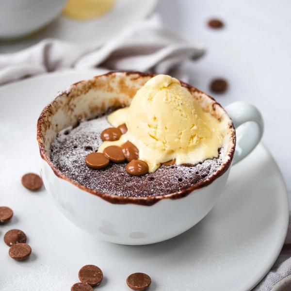 Εύκολες, γρήγορες και υγιεινές ιδέες για συνταγή κέικ κέικ από τη σοκολάτα κέικ μικροκυμάτων με παγωτό βανίλια