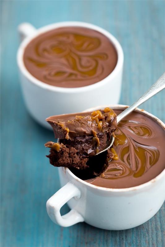 Εύκολες, γρήγορες και υγιεινές ιδέες συνταγής για κέικ κέικ από κέικ σοκολάτας μικροκυμάτων με λιωμένη σοκολάτα