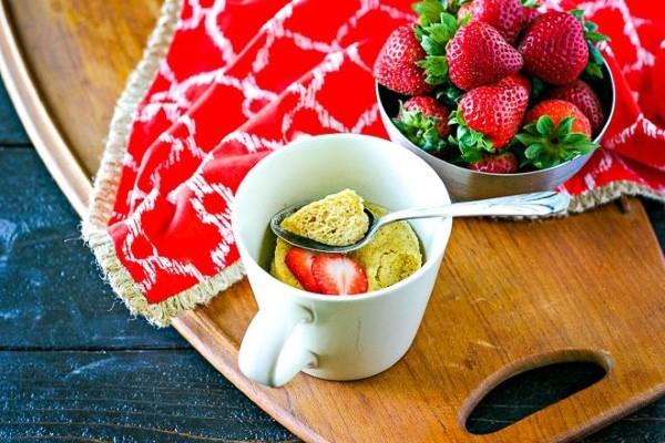 Εύκολες, γρήγορες και υγιεινές ιδέες συνταγής για κέικ κέικ από το κέικ φράουλας βανίλιας μικροκυμάτων