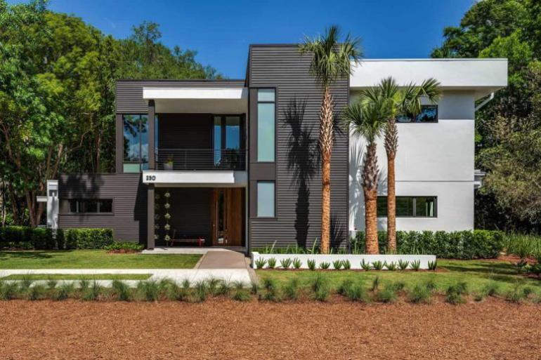 Μονοκατοικία στη Φλόριντα με ανοιχτό στυλ διαβίωσης Θέα από το δρόμο Πολύ πράσινο σε όλη την κομψή πρόσοψη του σπιτιού