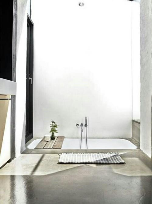 Μινιμαλιστικός σχεδιασμός μπάνιου από βυθισμένο ξύλινο πάνελ μπανιέρας πόρτας
