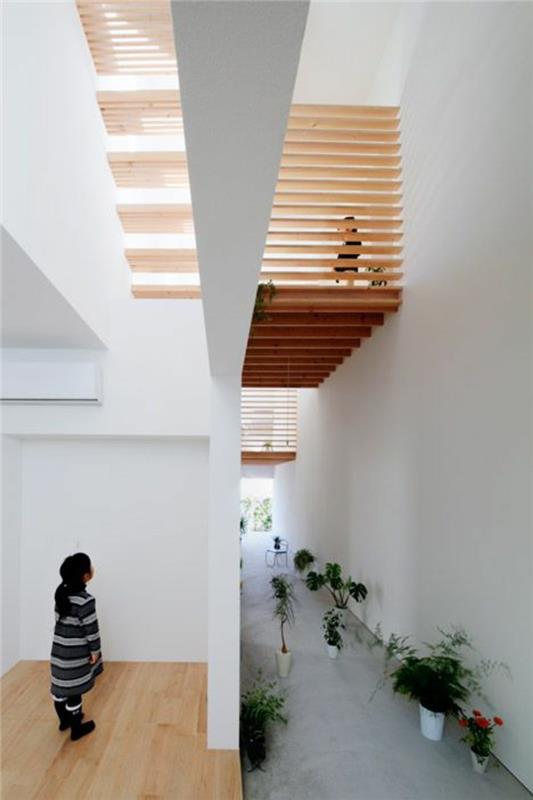 Εσωτερικά παραδείγματα σε ξύλινες σκάλες ιαπωνικού στιλ