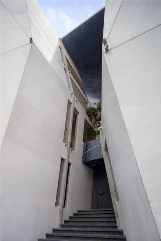 Μοναδικός σχεδιασμός σπιτιού Cleft House India New Delhi, η πρόσοψη του σπιτιού είναι ντυμένη με λευκές και μαύρες μαρμάρινες πλάκες