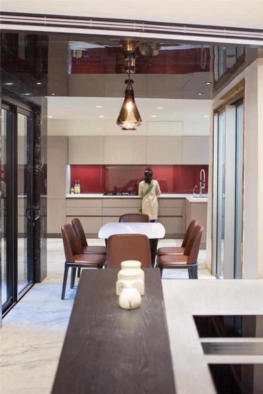 Μοναδικός σχεδιασμός σπιτιού Cleft House India Νέο Δελχί ανοιχτή κουζίνα και τραπεζαρία πολύ φιλόξενη και μοντέρνα επίπλωση