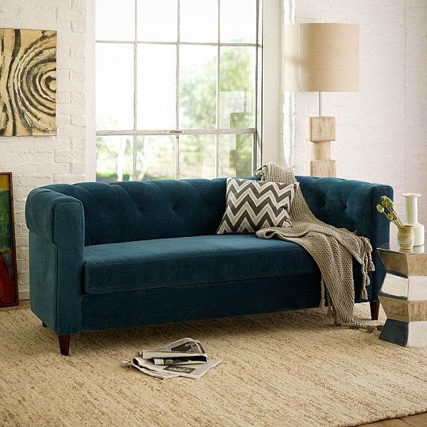 Εκλεκτικός εσωτερικός σχεδιασμός μπλε επικαλυμμένος καναπές