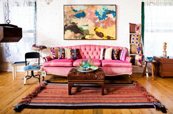 Εκλεκτική εσωτερική διακόσμηση σαλονιού ροζ καναπές οθωμανικοί πίνακες