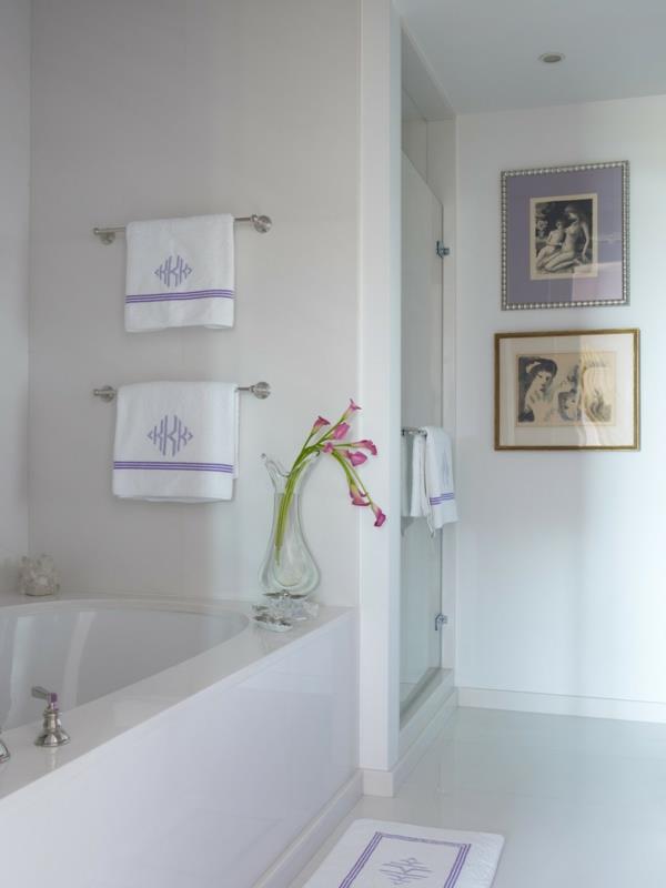 Εκλεκτικό διαμέρισμα με κλασικές εσωτερικές λευκές εικόνες μπάνιου