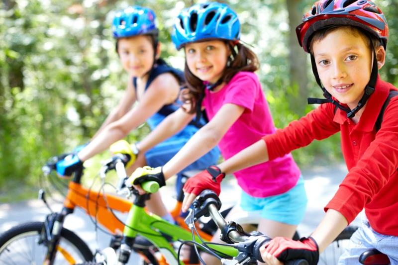 Γονείς και παιδιά χάνουν βάρος κάνουν ποδήλατο