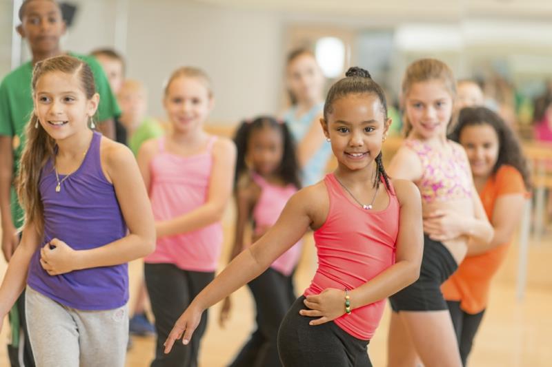 Γονείς και παιδιά χάνουν βάρος χορεύοντας