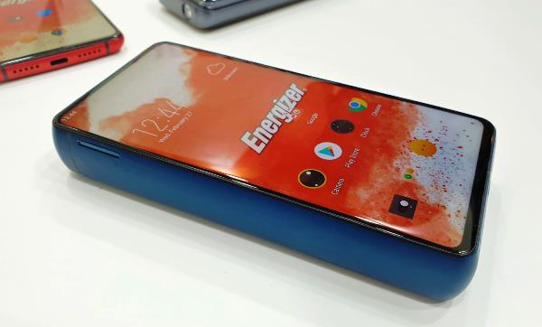 Energizer Power Max P18K Pop - Το πιο αστείο smartphone από την προβολή MWC 2019 από το πλάι στο τεράστιο smartphone