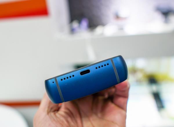 Energizer Power Max P18K Pop - Το πιο αστείο smartphone από την προβολή MWC 2019 από κάτω στο χέρι