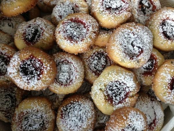 Μάτια αγγέλου με μπισκότα μαρμελάδας ψήνουν ζάχαρη άχνη Χριστούγεννα