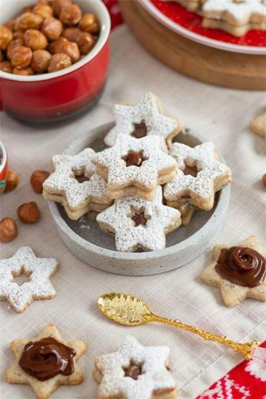 Μάτια αγγέλου με μπισκότα μαρμελάδας ψήνουν αστερίσκους την περίοδο των Χριστουγέννων