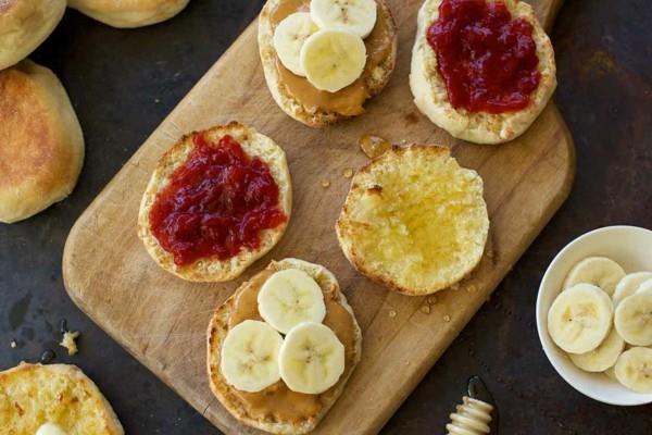Bήστε μόνοι σας αγγλικά muffins Συνταγή για υγιεινές ιδέες για πρωινό Μαρμελάδα μπανάνας