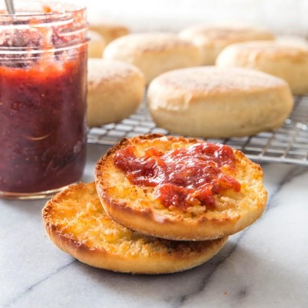 Bήστε μόνοι σας αγγλικά muffins Λιπάνετε τη συνταγή με μαρμελάδα